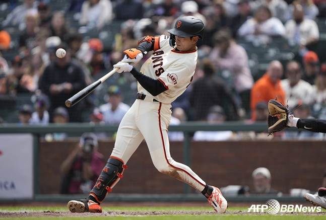 샌프란시스코 자이언츠 이정후가 27일 마이애미 말린스와 2026 미국프로야구 메이저리그(MLB) 홈경기에서 안타를 날리고 있다. /AFPBBNews=뉴스1