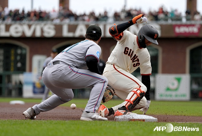 샌프란시스코 자이언츠 이정후가 27일 마이애미 말린스와 2026 미국프로야구 메이저리그(MLB) 홈경기에서 큼지막한 타구를 날리고 3루에 안착하고 있다. /AFPBBNews=뉴스1