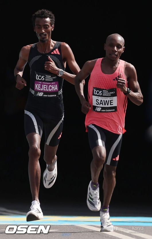  런던마라톤에서 1위를 차지한 세바스티안 사웨(사진 오른쪽)와 2위 요미프 케젤차가 경기를 하고 있는 모습./사진=게티이미지뱅크