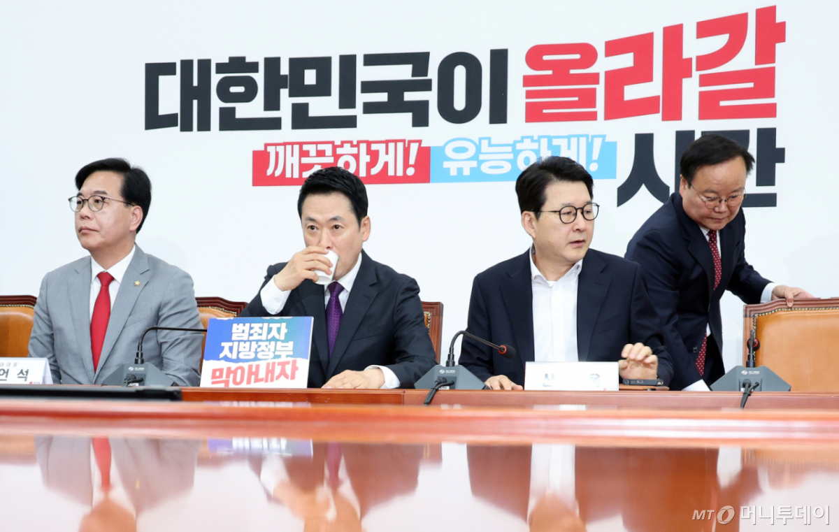 [서울=뉴시스] 김금보 기자 = 장동혁 국민의힘 대표가 27일 오전 서울 여의도 국회에서 열린 최고위원회의에서 물을 마시고 있다. 왼쪽부터 송언석 원내대표, 장 대표, 신동욱 최고위원, 김재원 최고위원. 2026.04.27. kgb@newsis.com /사진=김금보