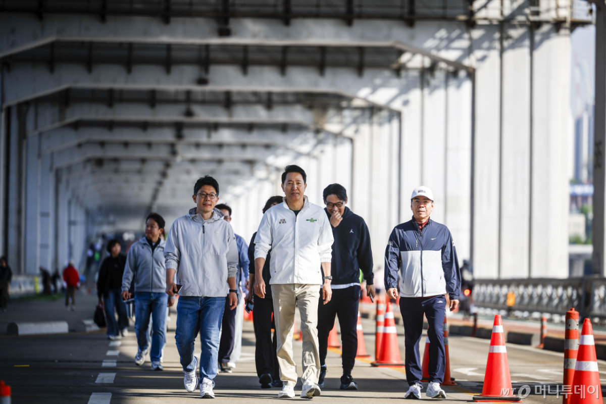 [서울=뉴시스] 정병혁 기자 = 오세훈 서울시장이 26일 서울 서초구 반포한강공원 일대에서 열린 쉬엄쉬엄 모닝에서 잠수교를 걷고 있다. 2026.04.26. jhope@newsis.com /사진=정병혁