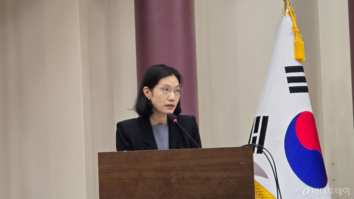 김재선 동국대 법학과 교수가 27일 서울 여의도 국회에서 열린 '안전한 의료 데이터 활용 기반 구축·혁신을 위한 정책 토론회'에서 발표하고 있다. /사진=홍효진 기자
