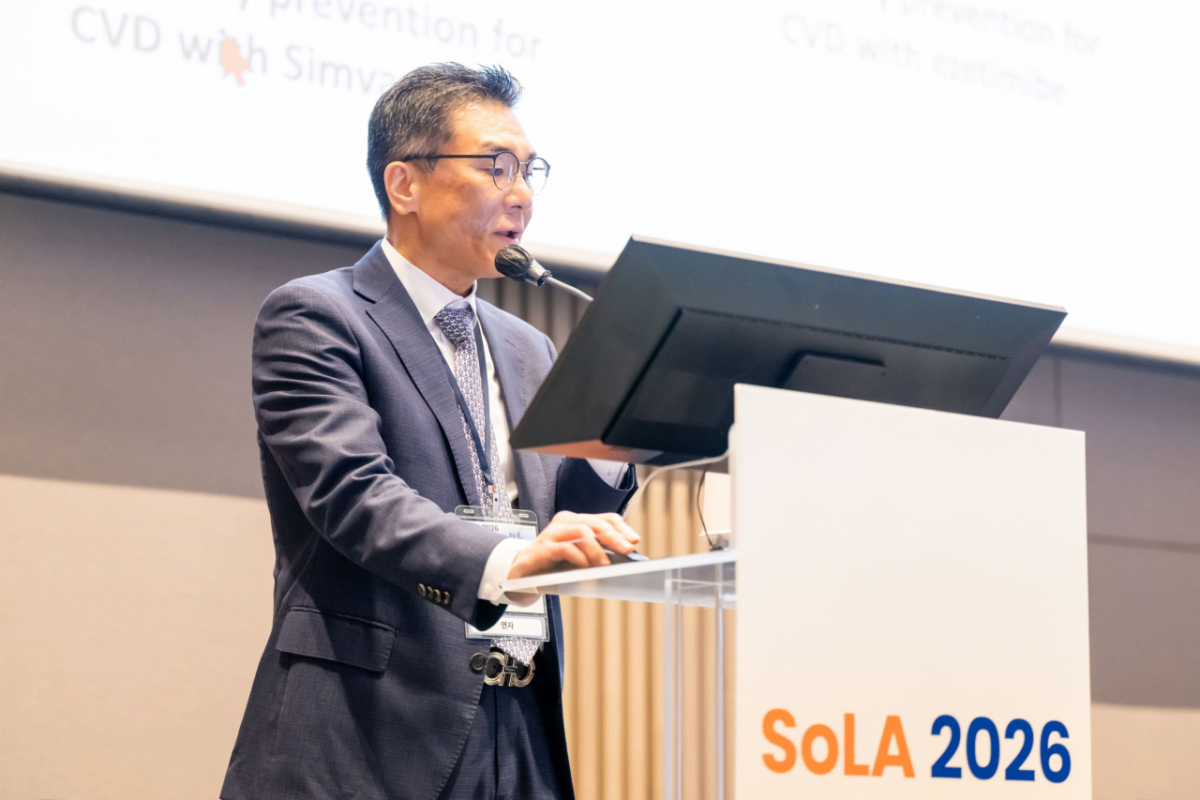 배장환 부산좋은삼선병원 순환기내과 과장이 'SoLA 2026' 대웅제약 런천 심포지엄 에서 발표를 진행하고 있다.사진=대웅제약 