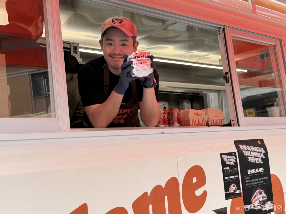 [서울=뉴시스] 바비큐 거장 유용욱 셰프가 1일 오전 서울 성수동 게릴라 와퍼트럭에서 시민들에게 오는 9일 출시 예정인 버거킹의 '스모크 비프립 와퍼'를 직접 조리해 선보이고 있다. (사진=버거킹 제공) 2026.04.01. photo@newsis.com *재판매 및 DB 금지 /사진=류현주