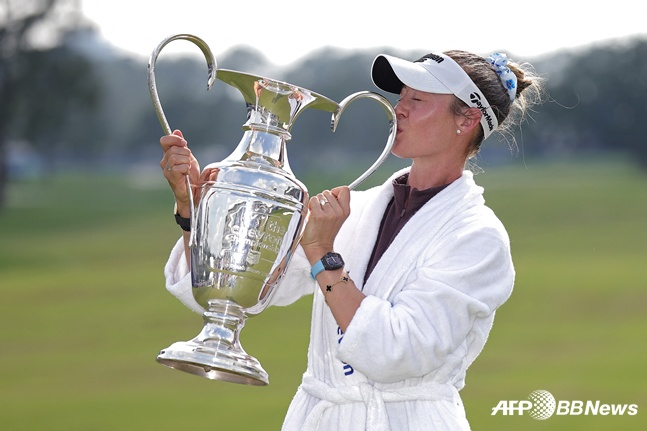 넬리 코다가 27일 미국여자프로골프(LPGA) 투어 시즌 첫 메이저대회 셰브론 챔피언십(총상금 900만 달러)에서 우승을 차지하고 트로피에 입을 맞추고 있다. /AFPBBNews=뉴스1