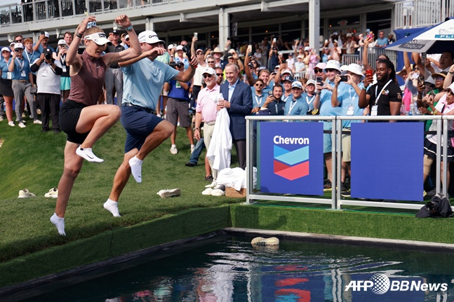 넬리 코다(왼쪽)가 27일 미국여자프로골프(LPGA) 투어 시즌 첫 메이저대회 셰브론 챔피언십(총상금 900만 달러)에서 우승을 차지하고 연못에 몸을 던지고 있다. /AFPBBNews=뉴스1