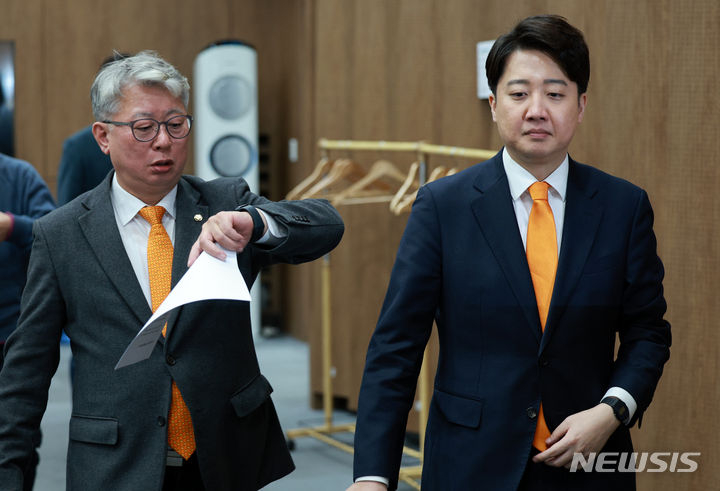 조응천 전 의원(왼쪽)과 이준석 대표(오른쪽). /사진=뉴시스