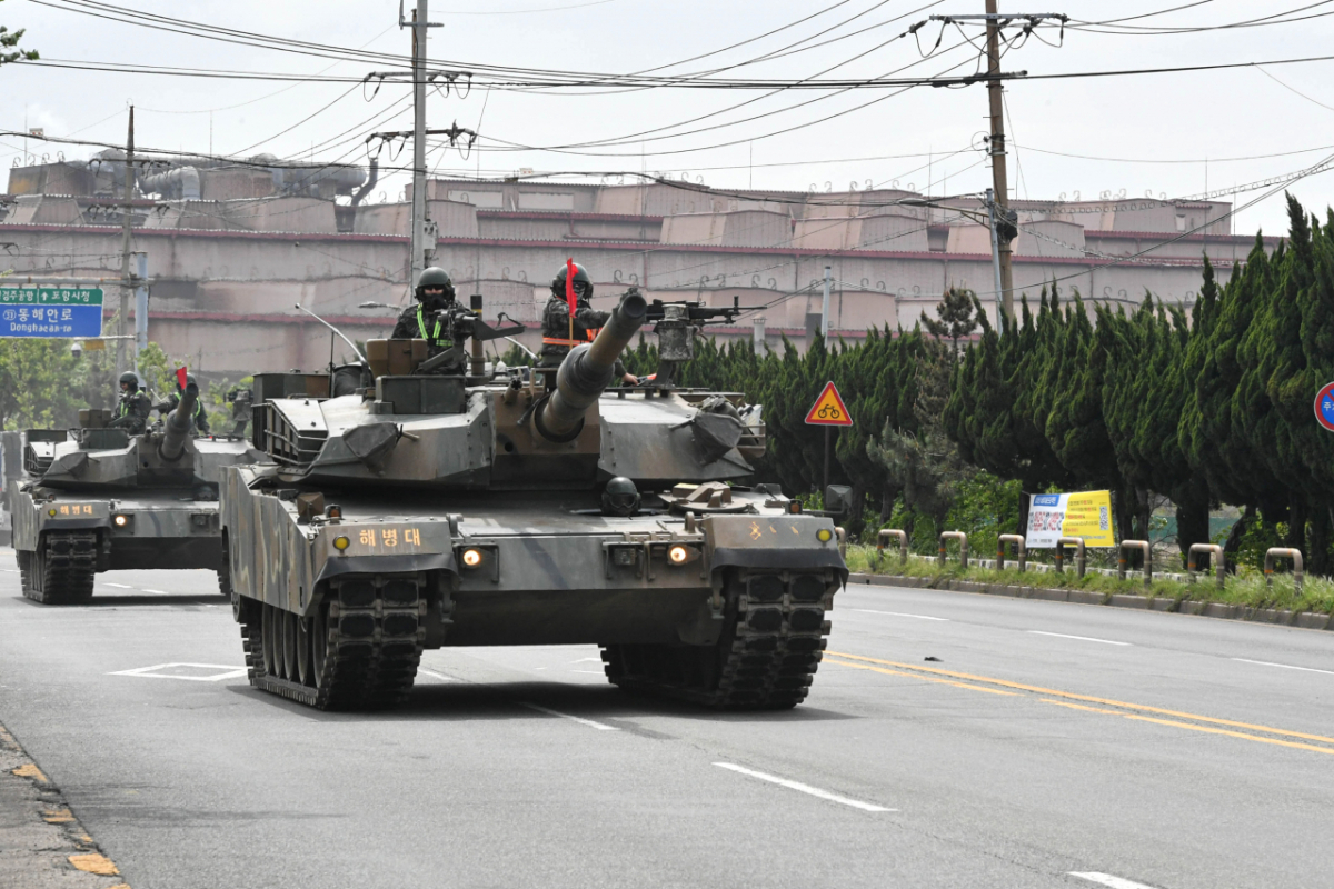 해군·해병대는 4월 23일(목)부터 30일(목)까지 경북 포항 일대에서 '26년 전반기 합동상륙훈련을 진행하고 있다. 23일(목) K-1A2 전차가 탑재를 위해 기동하고 있다. /사진제공=해군·해병대