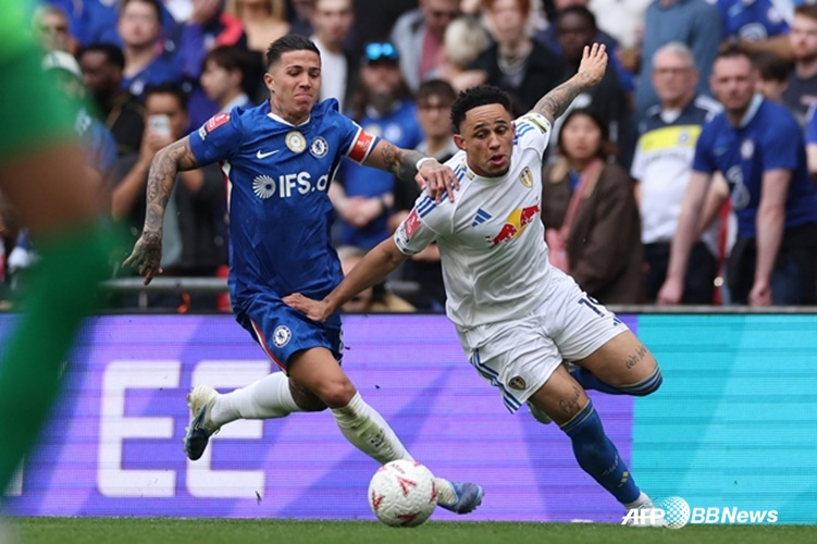 엔소 페르난데스(왼쪽)가 볼 경합을 펼치고 있다. /AFPBBNews=뉴스1