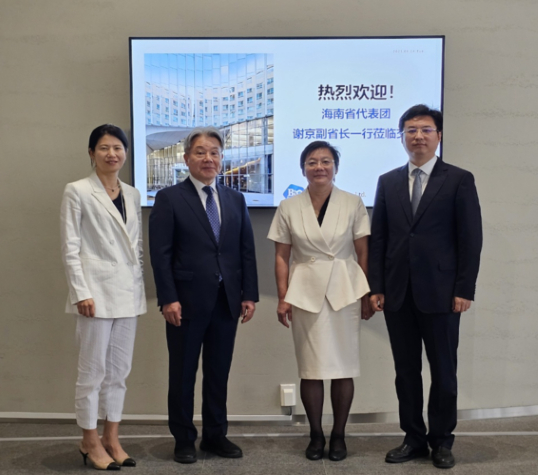2025년 6월 하이난성 경제사절단이 바이오솔루션을 방문했다. (왼쪽부터) 바이오솔루션 이정선대표, 장송선 이사회의장, 셰징 하이난성 부성장, 푸셩 러청 의료관리국 국장/사진제공=바이오솔루션