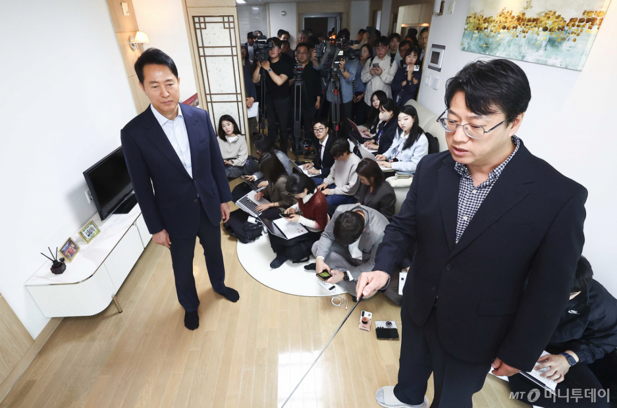 (서울=뉴스1) 임지훈 인턴기자 = 오세훈 서울시장이 27일 오전 서울 성북구 시니어주택 노블레스 타워를 찾아 조성호 서울시 주택정책관으로부터 서울형 시니어주택 공급 계획에 대한 설명을 듣고 있다. (공동취재)  2026.4.27/뉴스1  Copyright © 뉴스1. All rights reserved. 무단 전재 및 재배포,  AI학습 이용 금지. /사진=(서울=뉴스1) 임지훈 인턴기자