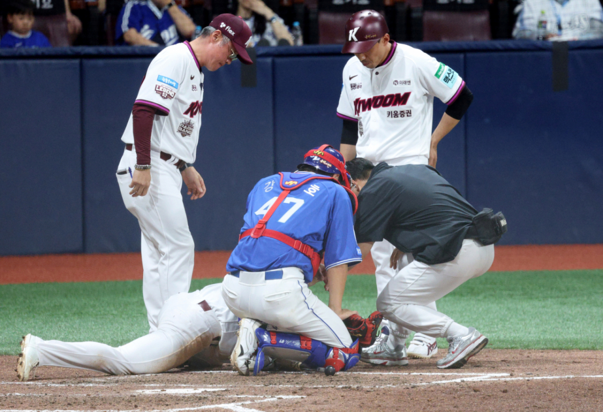 키움 히어로즈 박수종(가운데)이 27일 2026 신한 SOL KBO리그 삼성 라이온즈와 홈경기 8회말에 미야지 유라의 공에 귀 부분을 맞고 쓰러져 통증을 호소하고 있다. /사진=김진경 대기자