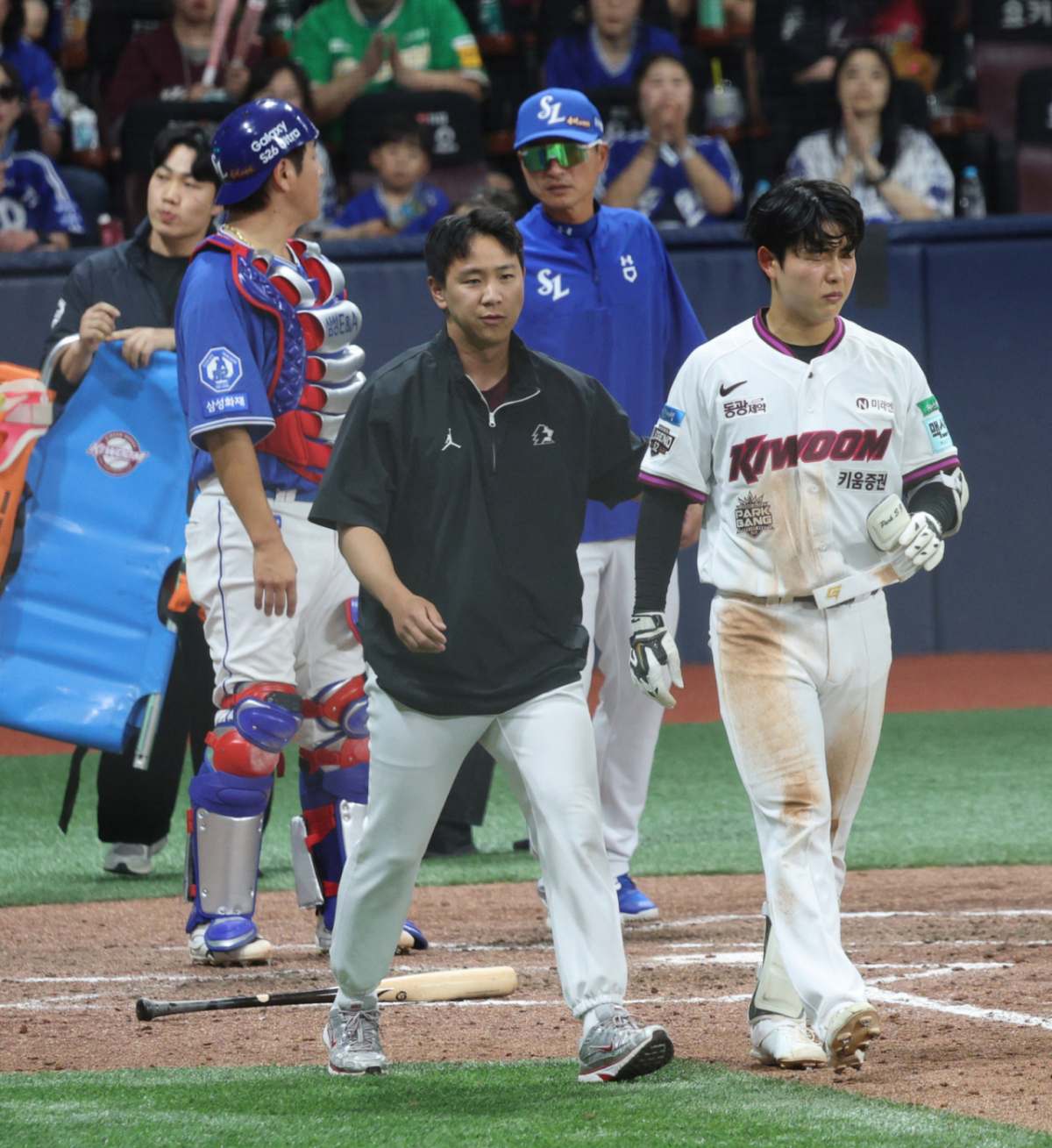 키움 히어로즈 박수종(오른쪽)이 27일 2026 신한 SOL KBO리그 삼성 라이온즈와 홈경기 8회말에 미야지 유라의 공에 귀 부분을 맞고 한참 뒤 일어나 1루로 걸어나가고 있다. /사진=김진경 대기자