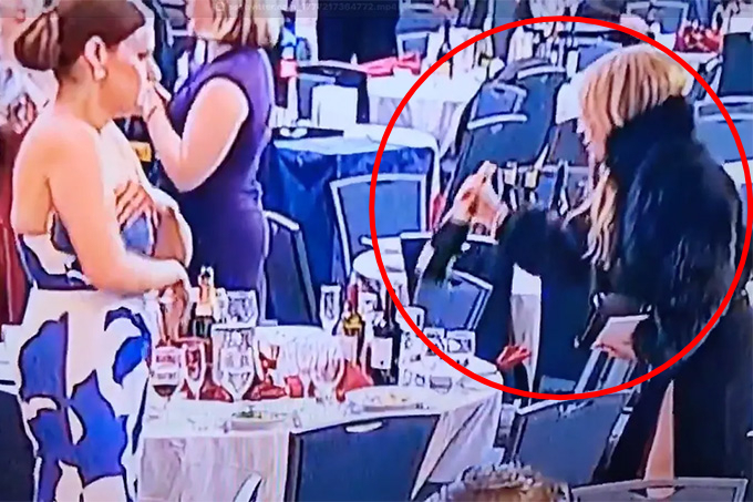 미국 도널드 트럼프 대통령이 참석한 백악관 출입기자단 연례 만찬에서 총격 사건이 발생한 직후 행사장에 남겨진 와인을 챙겨가는 여성의 모습이 포착돼 논란이 일고 있다. /사진=X(엑스·옛 트위터) 