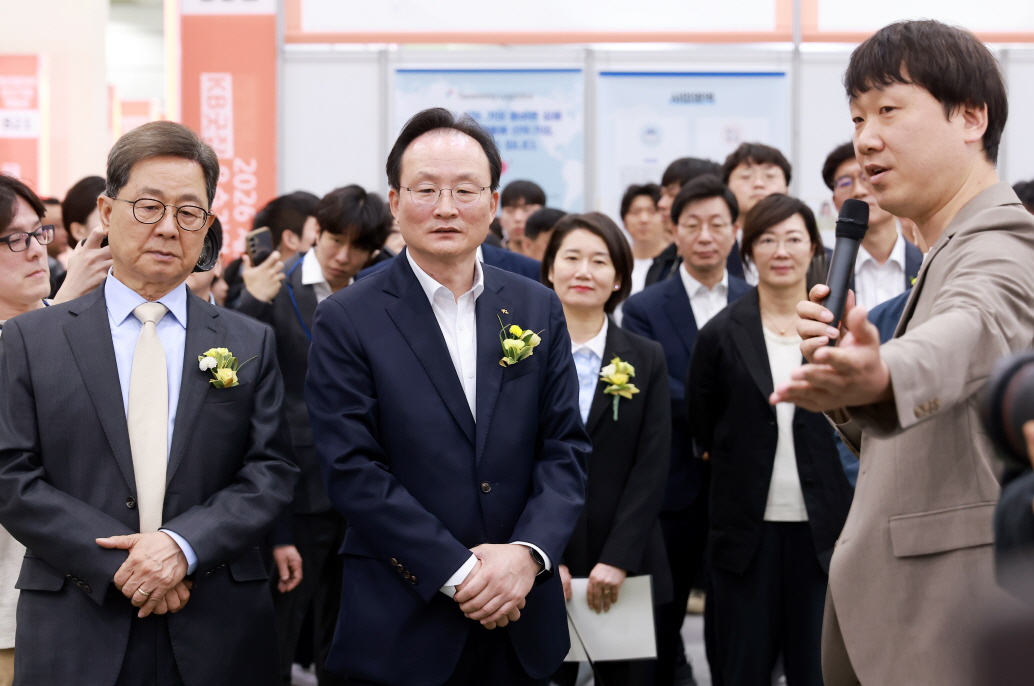 이달곤 동반성장위원회 위원(왼쪽)과 이환주 KB국민은행장(오른쪽)이 27일 서울 강남 코엑스에서 열린 '2026 제1차 KB굿잡 우수기업 취업박람회'에서 부스를 둘러보고 있다. /사진제공=KB국민은행