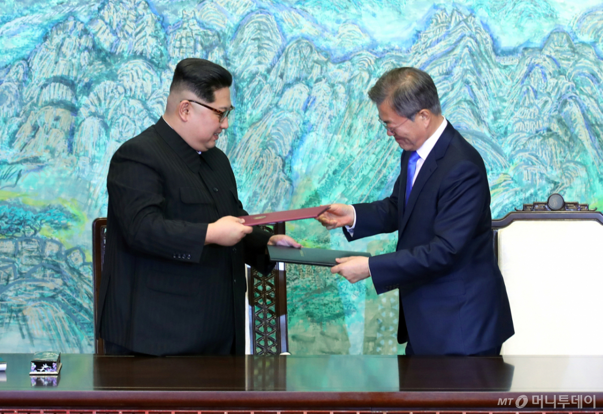 문재인 대통령과 김정은 국무위원장이 27일 오후 판문점 평화의 집에서 열린 남북정상회담에서 한반도의 평화와 번영, 통일을 위한 판문점 선언문에 서명 후 교환하고 있다.  2018.4.27s /사진=한국공동사진기자단