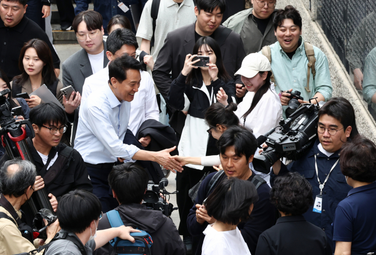  6.3 지방선거 서울시장 예비후보자 등록을 마친 오세훈 국민의힘 후보가 27일 오후 출마 기자회견을 위해 서울 종로구 보신각으로 이동하며 시민들과 인사하고 있다. 2026.4.27/뉴스1  Copyright © 뉴스1. All rights reserved. 무단 전재 및 재배포,  AI학습 이용 금지. /사진=(서울=뉴스1) 최지환 기자·