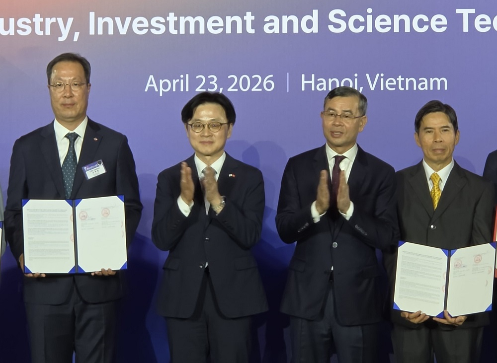 지난 23일 베트남 하노이에서 열린 'K푸드 확산 및 가공식품 시장 선도를 위한 업무협약' 체결식에 참석한 관계자들이 기념 촬영을 하고 있다. 왼쪽부터 조재범 CJ제일제당 식품아태본부장, 김정관 산업통상자원부 장관, 응오 반 뚜언 베트남 재무부 장관, 응우옌 득 따이 MWG 회장/사진=CJ제일제당