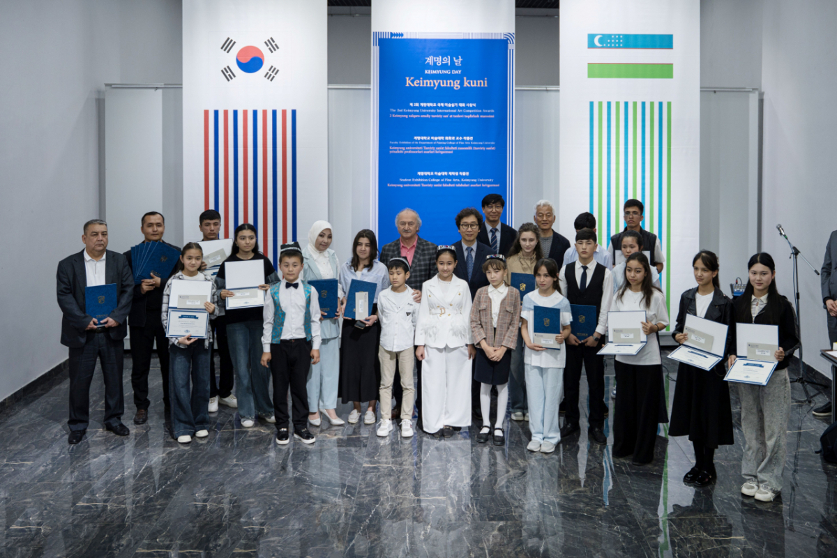 '제2회 계명국제미술실기대회' 입상자들이 시상식 후 기념촬영하고 있다./사진제공=계명대