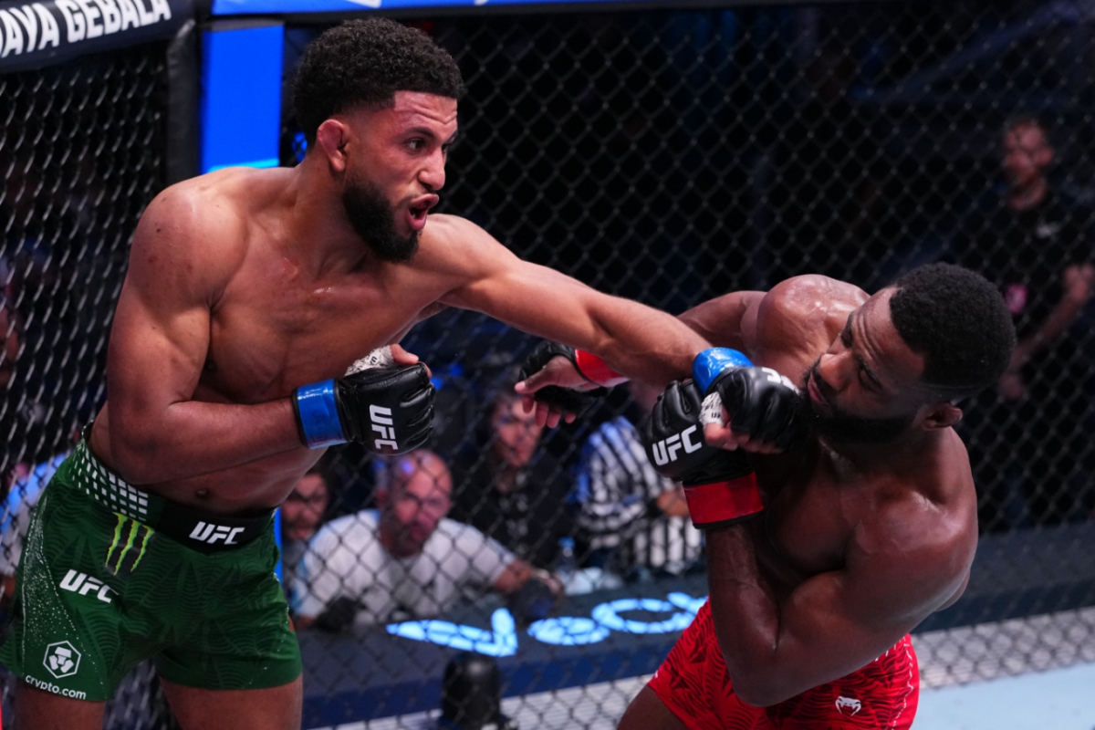 유세프 잘랄(왼쪽)이 알저메인 스털링에게 펀치를 시도하고 있다. /사진=UFC 공식 제공
