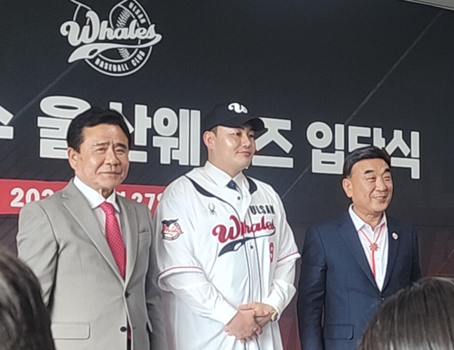 김철욱 울산체육회장(왼쪽부터)과 최지만, 김두겸 울산시장. /사진=박수진 기자