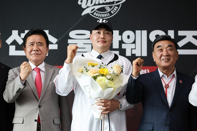 왼쪽부터 김철욱 울산체육회장, 최지만, 김두겸 시장. /사진=울산 웨일즈