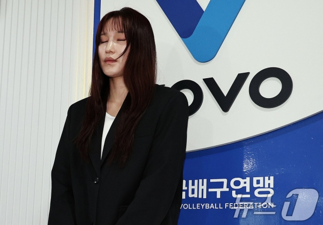 안혜진이 27일 한국배구연맹 대회의실에서 진행된 상벌위원회에 참석해 소명한 뒤 취재진 앞에서 고개를 숙이고 있다. /사진=뉴스1