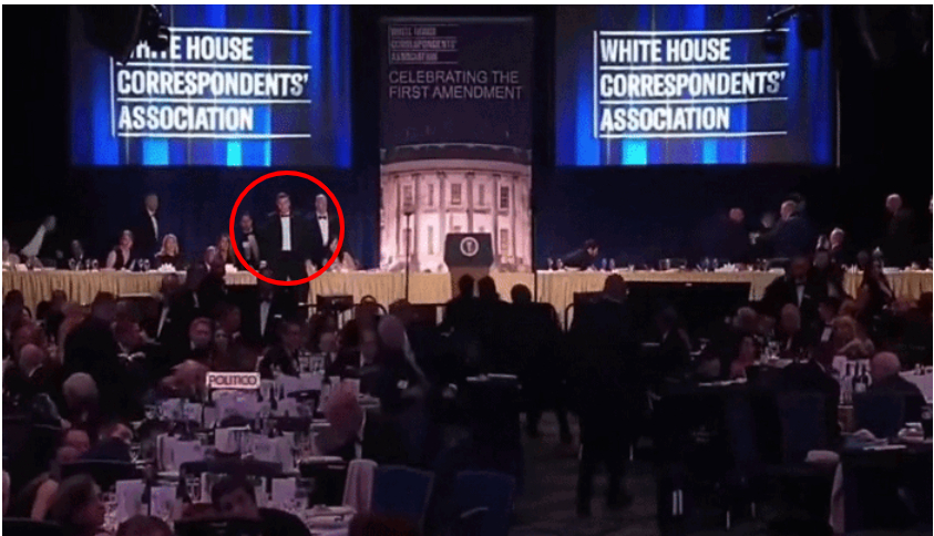 도널드 트럼프 미국 대통령이 참석한 백악관 출입기자단 만찬 행사장에서 총성으로 추정되는 소동이 벌어진 가운데, 트럼프 대통령을 보호하기 위해 나선 경호원의 모습이 SNS에서 이목을 끌고 있다. /사진=X 캡처