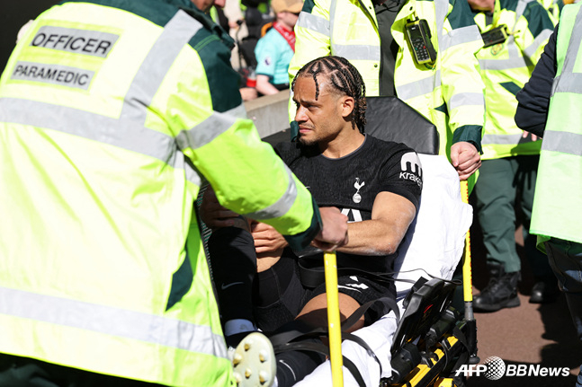 들 것에 실려가는 사비 시몬스. /AFPBBNews=뉴스1