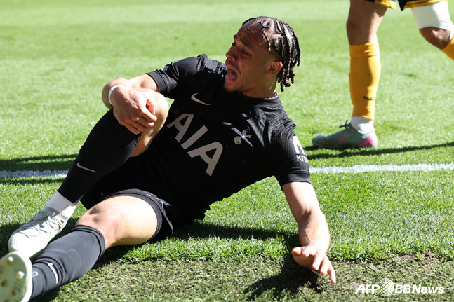 사비 시몬스가 그라운드에 쓰러져 고통스러워 하고 있다. /AFPBBNews=뉴스1