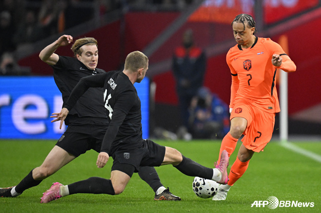 네덜란드 대표팀에서 사비 시몬스(오른쪽). /AFPBBNews=뉴스1