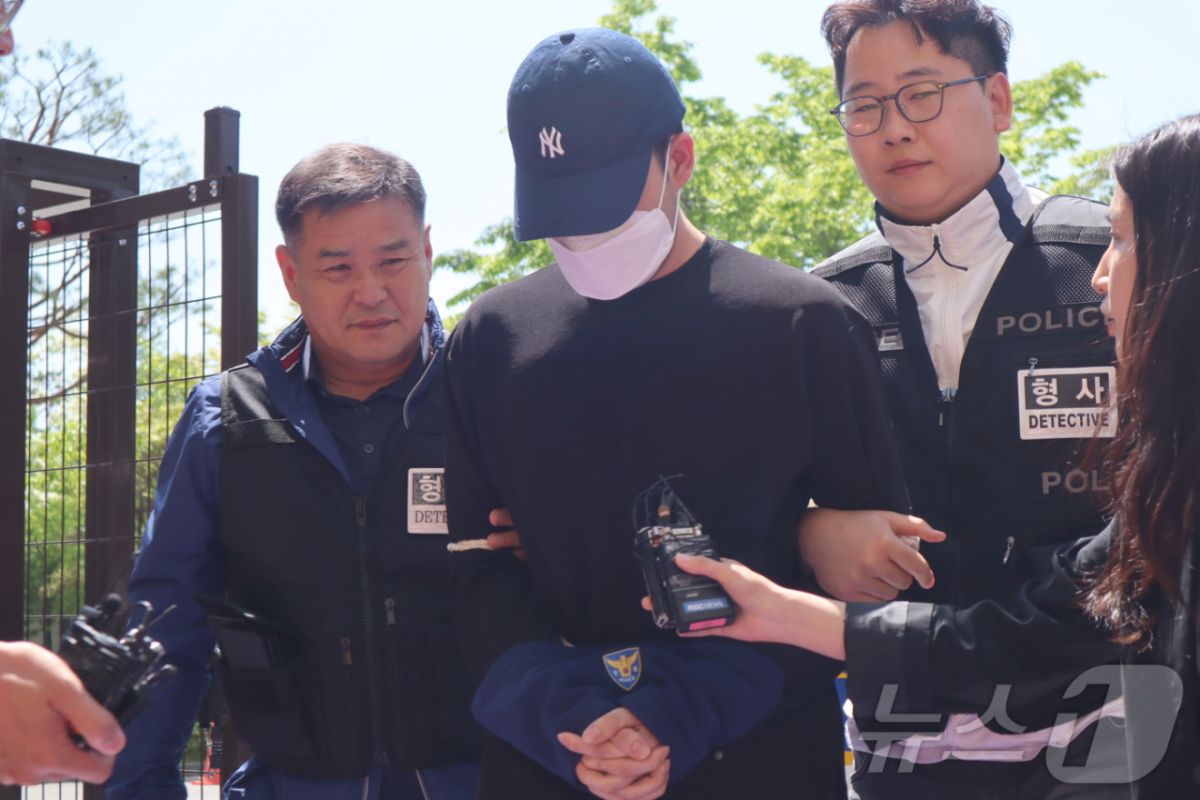 충북 청주의 한 고등학교에서 흉기를 휘둘러 교직원과 주민 등 6명을 다치게 한 학생 A군이 지난해 4월30일 오후 구속 전 피의자심문(영장실질심사)을 위해 청주지법에 출석하고 있다. /사진=뉴스1