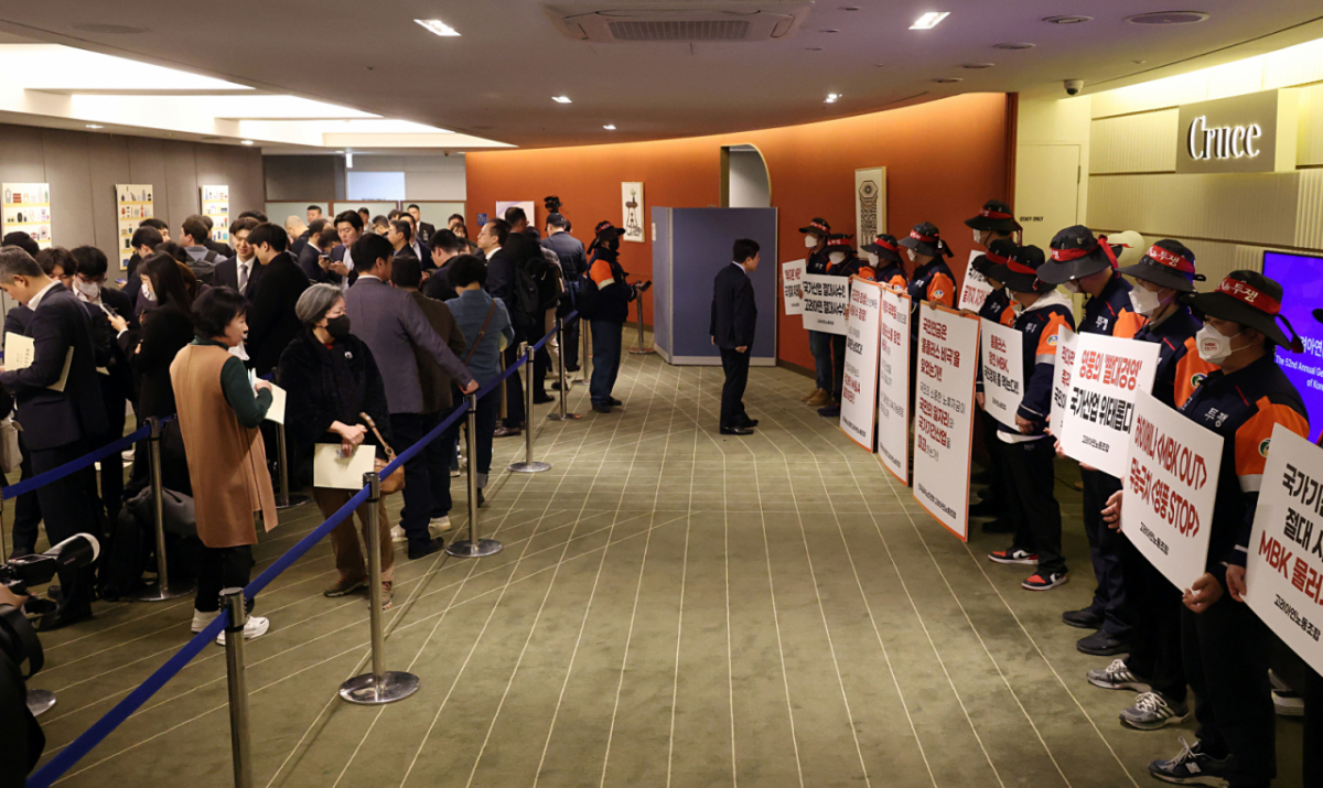 (서울=뉴스1) 최지환 기자 = 24일 서울 중구 코리아나호텔에서 열린 고려아연 정기 주주총회를 찾은 노조 조합원들이 주총장 입구에서 피켓 시위를 하고 있다. (공동취재) 2026.3.24/뉴스1  Copyright © 뉴스1. All rights reserved. 무단 전재 및 재배포,  AI학습 이용 금지. /사진=(서울=뉴스1) 최지환 기자