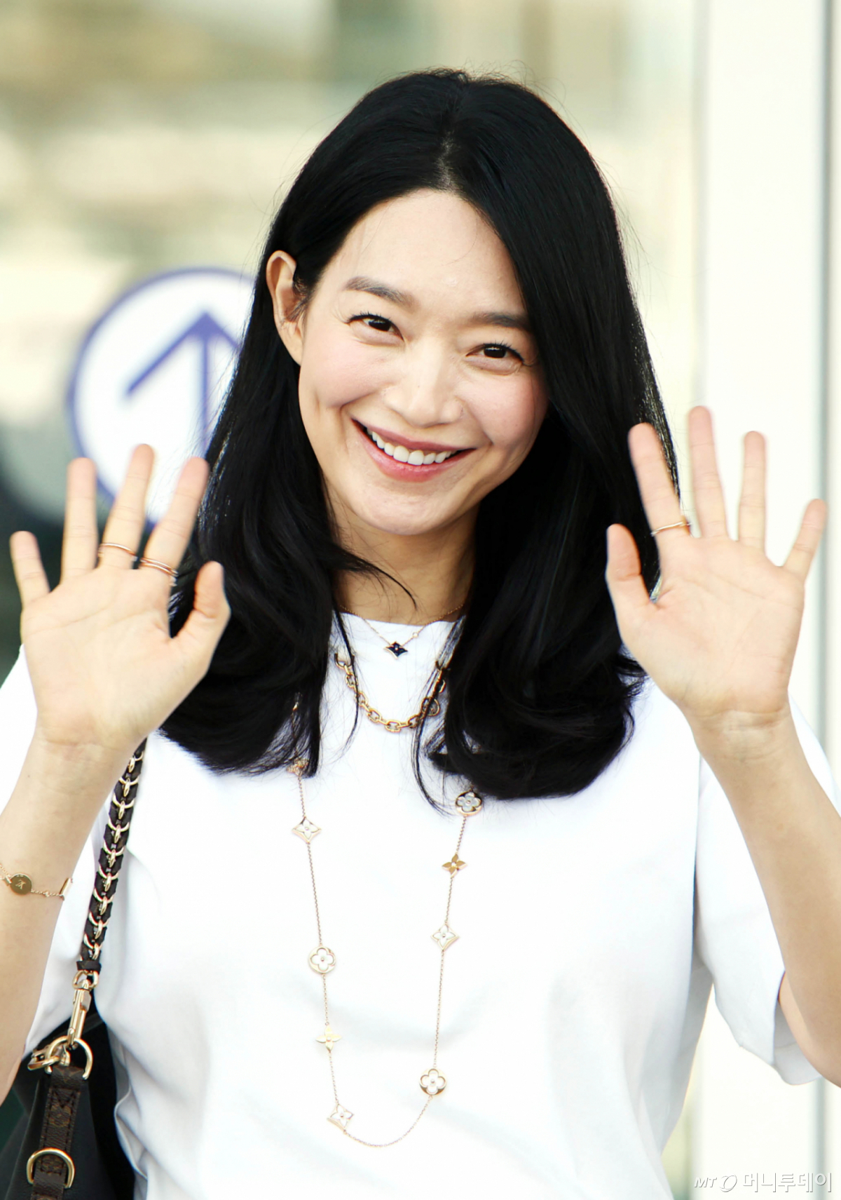 배우 신민아가 패션 브랜드 일정 차 모로코로 27일 오전 인천국제공항을 통해 출국하고 있다. 2026.04.27 /사진=임성균 tjdrbs23@