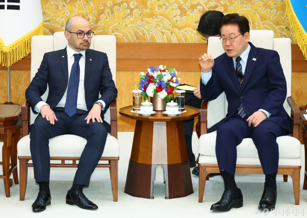 [서울=뉴시스] 고범준 기자 = 이재명 대통령이 27일 청와대에서 데미스 하사비스 구글 딥마인드 CEO를 접견하고 있다. 2026.04.27. bjko@newsis.com /사진=