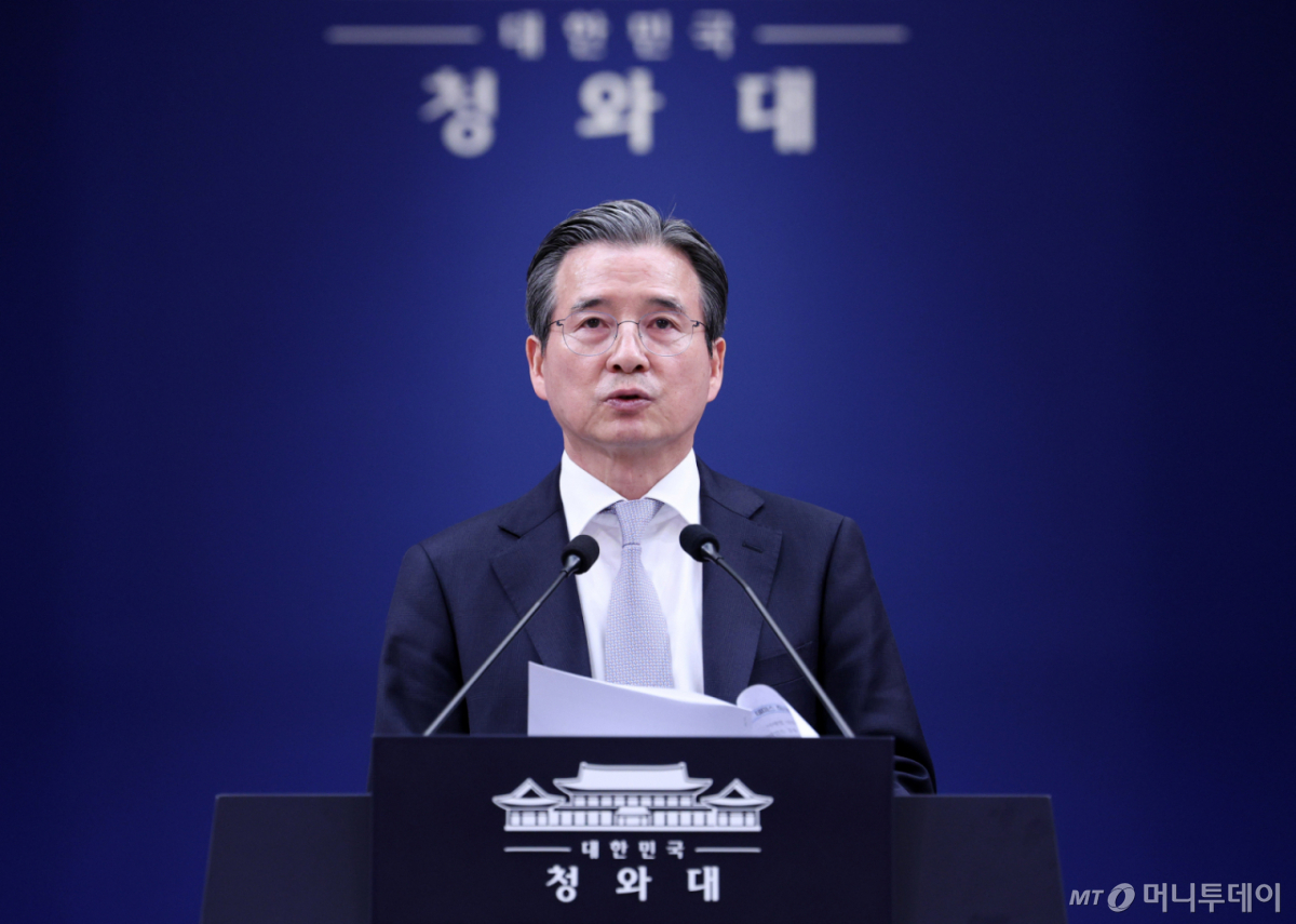 [서울=뉴시스] 고범준 기자 = 김용범 정책실장이 27일 청와대 춘추관에서 데미스 하사비스 구글 딥마인드 CEO 접견 관련 브리핑을 하고 있다. 2026.04.27. bjko@newsis.com /사진=고범준