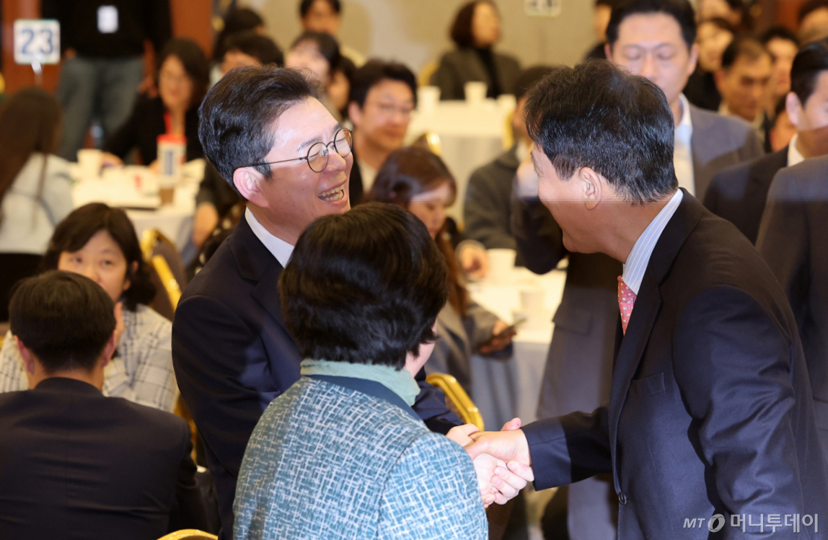 (서울=뉴스1) 김성진 기자 = 오세훈 서울시장(오른쪽)과 정원오 더불어민주당 서울시장 후보가 22일 서울 용산구 백범김구기념관 컨벤션홀에서 열린 서울시사회복지사협회 창립 40주년 기념식에서 인사하고 있다. 2026.4.22/뉴스1  Copyright © 뉴스1. All rights reserved. 무단 전재 및 재배포,  AI학습 이용 금지. /사진=(서울=뉴스1) 김성진 기자