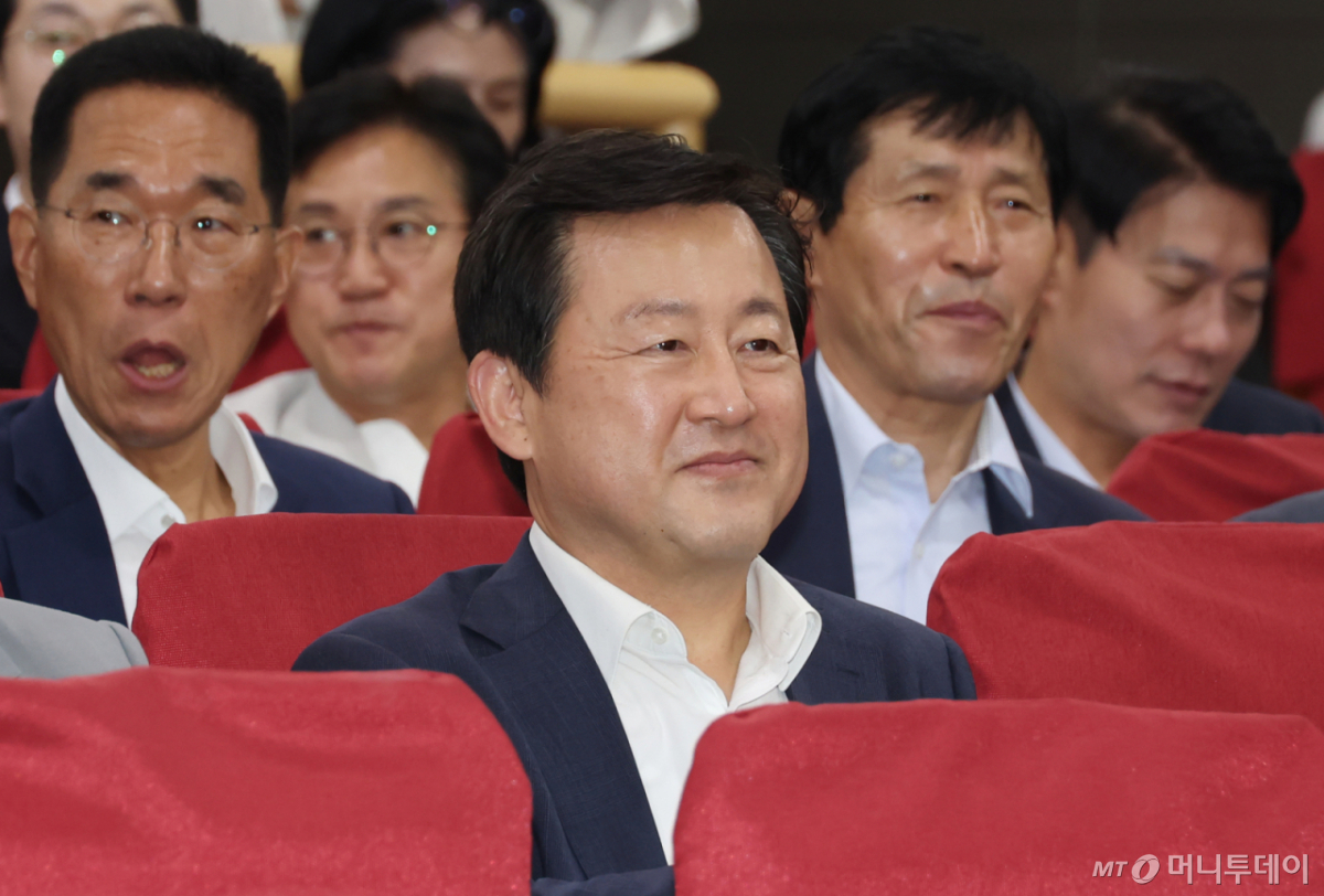 [서울=뉴시스] 고승민 기자 = 김용남 전 의원이 8일 서울 여의도 국회 의원회관에서 열린 '경제는 민주당 : 코스피 5000시대 실현을 위해 민주당이 할 일 : ①부동산편' 특강에 참석해 강연을 듣고 있다. 2025.07.08. kkssmm99@newsis.com /사진=고승민