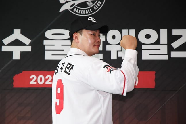 포지를 취하는 최지만. /사진=울산 웨일즈