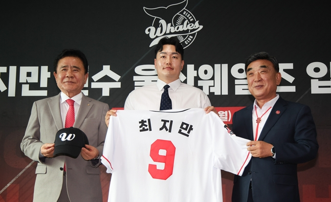 김철욱 울산체육회장(왼쪽), 최지만, 김두겸 시장. /사진=울산 웨일즈