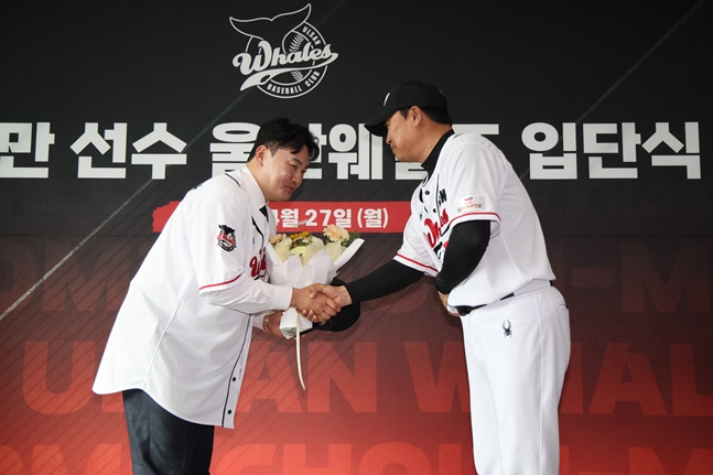 최지만(왼쪽)과 장원진 감독. /사진=울산 웨일즈