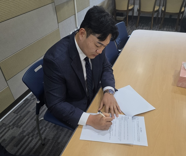 선수 계약서에 직접 서명하고 있는 최지만. /사진=울산 웨일즈