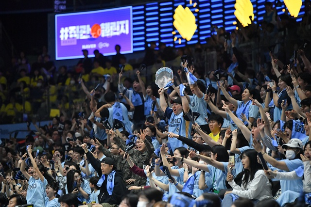 고양 소노 팬들이 열광적인 응원을 보내고 있다. /사진=KBL 제공