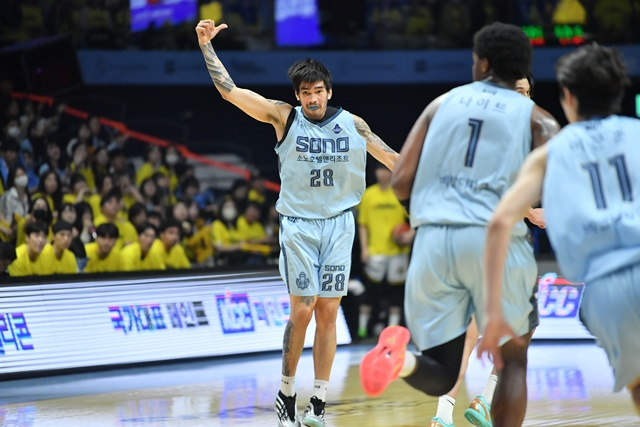 포효하는 케빈 켐바오(왼쪽). /사진=KBL 제공