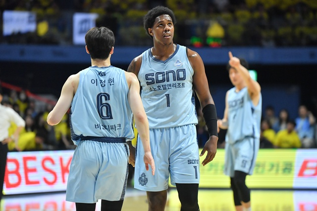 이정현(왼쪽)과 네이던 나이트. /사진=KBL 제공