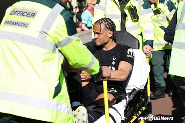 사비 시몬스가 들것에 실려 나가고 있다. /AFPBBNews=뉴스1