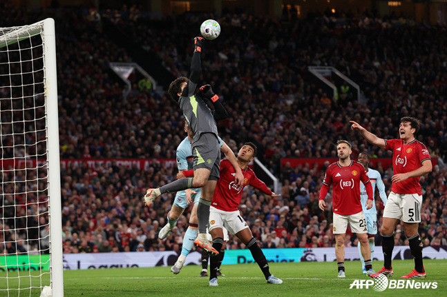 선방하는 맨유 골키퍼 세네 라멘스. /AFPBBNews=뉴스1