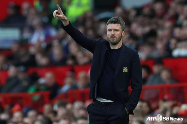 마이클 캐릭 맨유 임시감독이 선수들에게 작전 지시를 내리고 있다. /AFPBBNews=뉴스1