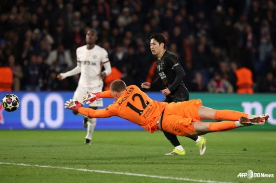 슈팅하는 이강인(오른쪽)의 모습. /AFPBBNews=뉴스1