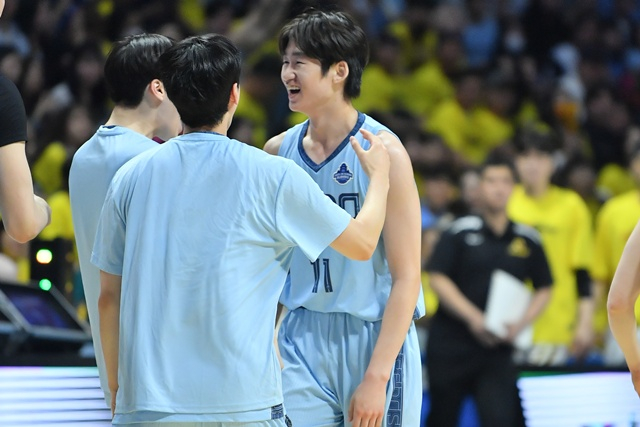 챔피언결정전 진출에 이근준(오른쪽)이 동료들과 기뻐하고 있다. /사진=KBL 제공